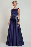 Vestido de madre de la novia de satén azul marino cuello barco con líneas