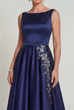 Vestido de madre de la novia de satén azul marino cuello barco con líneas