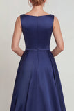 Vestido de madre de la novia de satén azul marino cuello barco con líneas