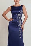 Vestido largo de sirena de satén de cuello barco azul marino con apliques