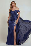 Corsé azul marino con hombros descubiertos con vestido sirena de la madre de la novia y abertura