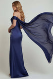 Corsé azul marino con hombros descubiertos con vestido sirena de la madre de la novia y abertura