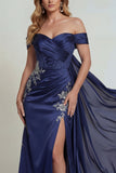 Corsé azul marino con hombros descubiertos con vestido sirena de la madre de la novia y abertura
