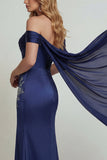 Corsé azul marino con hombros descubiertos con vestido sirena de la madre de la novia y abertura