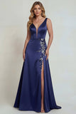 Vestido de Madre de la Novia con escote en V azul marino con líneas de satén y abertura