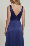 Vestido de Madre de la Novia con escote en V azul marino con líneas de satén y abertura