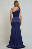 Vestido de la madre de la novia de satén sirena de un solo hombro con abertura azul marino y un hombro