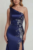 Vestido de la madre de la novia de satén sirena de un solo hombro con abertura azul marino y un hombro