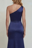 Vestido de la madre de la novia de satén sirena de un solo hombro con abertura azul marino y un hombro