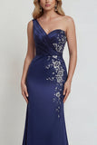 Vestido de Madre de la Novia de Satén Sirena de un solo hombro azul marino con apliques