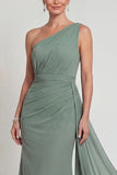 Vestido de madre de la novia con capa de enfundado de un hombro y salvia polvorienta