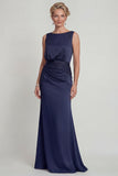 Vestido largo de madre de novia con funda azul marino con escote de barco fruncido