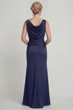 Vestido largo de madre de novia con funda azul marino con escote de barco fruncido