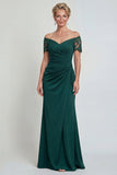 Vestido largo de madre de la novia en funda verde oscuro arrebatado sobre el hombro
