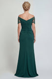 Vestido largo de madre de la novia en funda verde oscuro arrebatado sobre el hombro