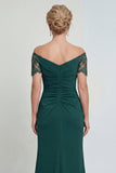 Vestido largo de madre de la novia en funda verde oscuro arrebatado sobre el hombro