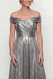 Vestido de madre de novia gris plateado de sirena plateada despegado del hombro