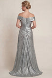 Vestido de madre de novia gris plateado de sirena plateada despegado del hombro