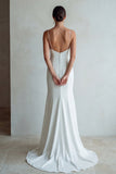 Vestido de novia de tirantes finos de marfil con cola de sirena y encaje