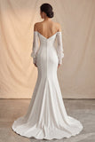 Vestido de novia bohemio con cola sirena en marfil descubierto y mangas de encaje