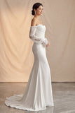 Vestido de novia bohemio con cola sirena en marfil descubierto y mangas de encaje