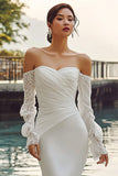 Vestido de novia bohemio con cola sirena en marfil descubierto y mangas de encaje