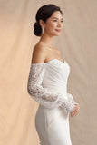 Vestido de novia bohemio con cola sirena en marfil descubierto y mangas de encaje