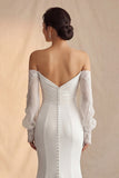 Vestido de novia bohemio con cola sirena en marfil descubierto y mangas de encaje