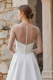 Vestido de novia bohemio de manga larga con cuentas y mangas largas con cuentas y corte brillante