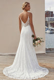 Vestido de novia con tirantes finos de marfil y aplicada larga de encaje con abertura
