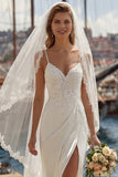Vestido largo de novia largo de tirantes en línea A de marfil con encaje aplicado y abertura