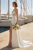 Vestido de novia con tirantes finos aplicados en marfil sirena y abertura