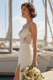 Vestido de novia con tirantes finos aplicados en marfil sirena y abertura