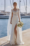 Vestido de novia con tirantes finos de marfil con encaje sirena y cola barrida