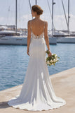 Vestido de novia con tirantes finos de marfil con encaje sirena y cola barrida