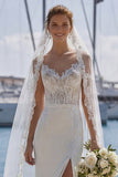 Vestido de novia con tirantes finos de marfil con encaje sirena y cola barrida