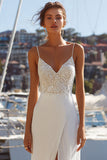 Vestido de novia con tirantes finos de encaje en marfil sirena