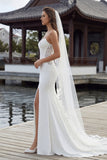 Vestido de novia de tirantes finos de sirena de marfil con encaje de satén en forma de cola