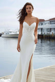 Vestido de novia de tirantes finos de sirena de marfil con encaje de satén en forma de cola