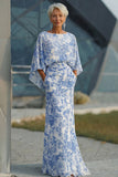 Vestido de madre de la novia con funda floral azul y mangas acampanadas