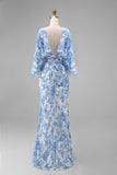 Vestido de madre de la novia con funda floral azul y mangas acampanadas