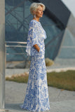 Vestido de madre de la novia con funda floral azul y mangas acampanadas