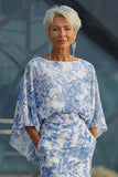 Vestido de madre de la novia con funda floral azul y mangas acampanadas