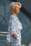 Vestido de madre de la novia con funda floral azul y mangas acampanadas