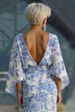 Vestido de madre de la novia con funda floral azul y mangas acampanadas