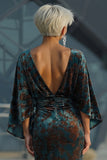 Vestido de madre de la novia con estampado verde oscuro, funda y mangas acampanadas