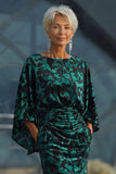 Vestido de madre de la novia con estampado azul real y mangas acampanadas