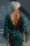 Vestido de madre de la novia con estampado azul real y mangas acampanadas