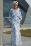 Vestido de madre de la novia con funda azul claro y mangas acampanadas
