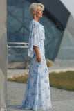 Vestido de madre de la novia con funda azul claro y mangas acampanadas